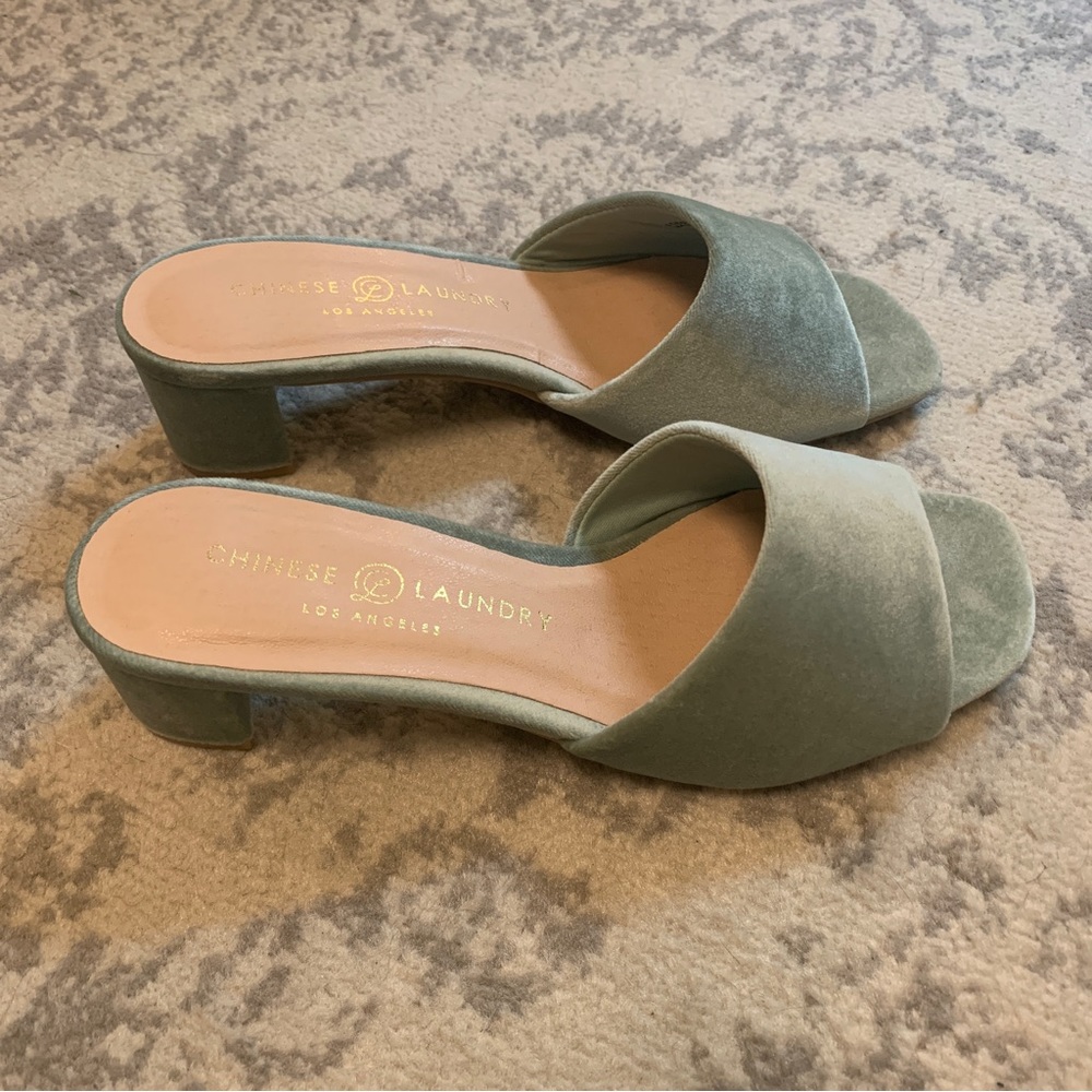 Chinese Laundry NEW IN BOX Lana Soft Velvet Sandals in Mint